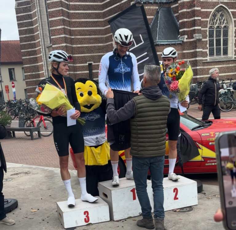 Podiumceremonie van Boechout Koerst 2025, het eerste podium in de geschiedenis van CRNK