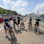 Vijf CRNK-renners met hun fietsen op het Circuit Zolder voor de Zolder Cycling Cup 2026