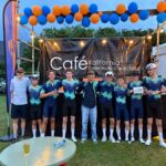 De ploeg van CRNK samen na de Boshoek tijdrit 2026, voor de achtergrond van Café Kalifornia in Boechout