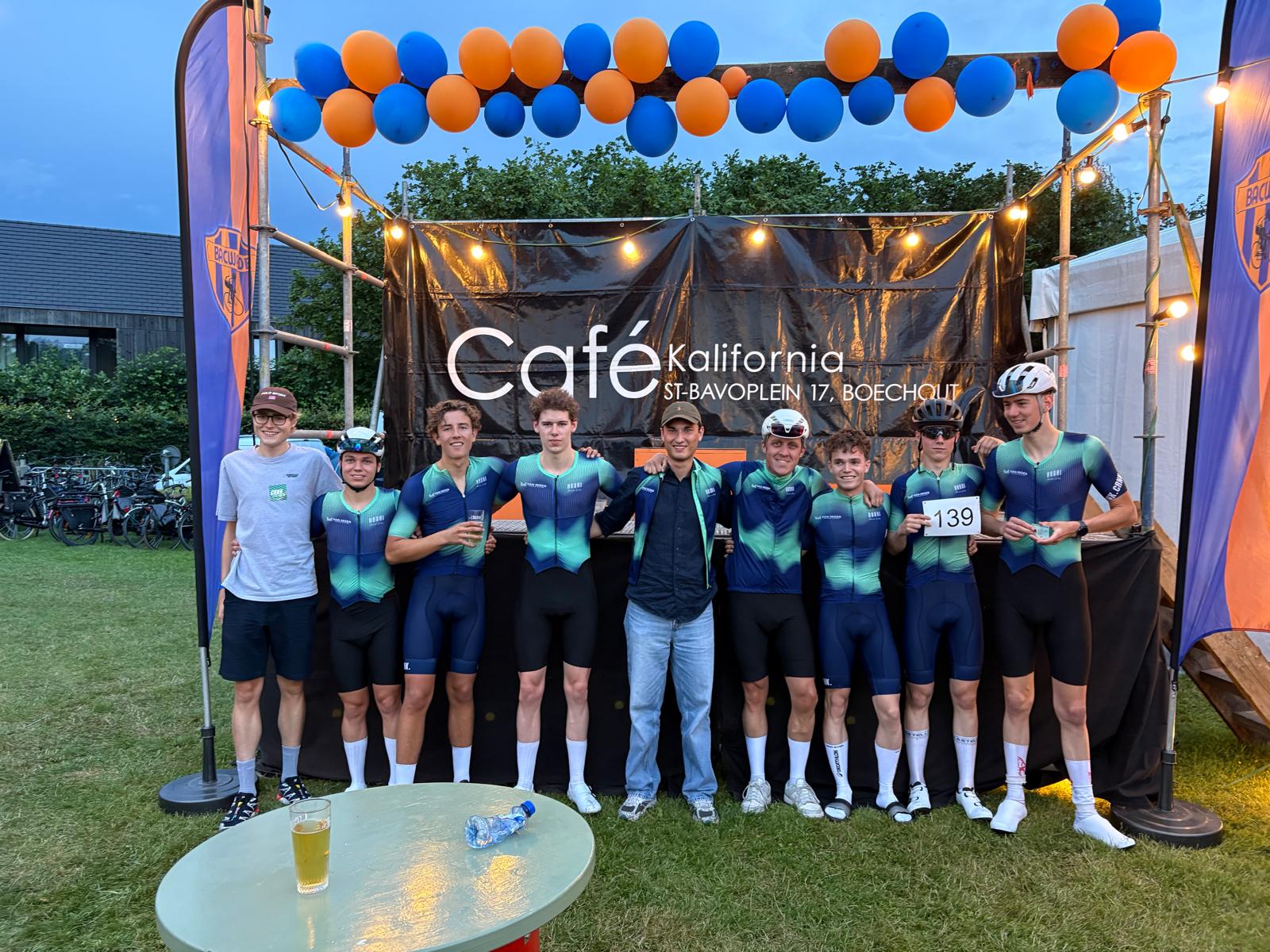 De ploeg van CRNK samen na de Boshoek tijdrit 2026, voor de achtergrond van Café Kalifornia in Boechout